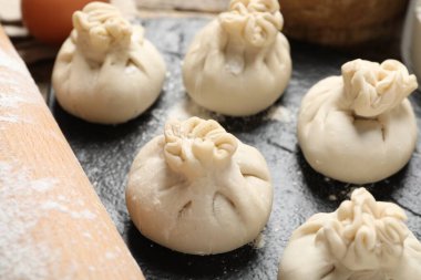 Masada pek çok pişmemiş khinkali (hamur tatlısı), yakın plan