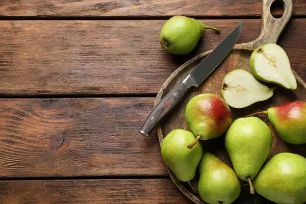 Taze armutlar ve tahta masada bıçak, üst manzara. Metin için boşluk
