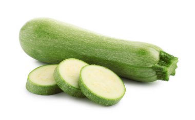 Taze taze ve kesilmiş kabaklar beyaza izole edilmiş.