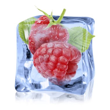 Beyaz arka planda yeşil yapraklı olgun ahududular.