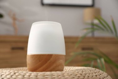 Hasır yüzey üzerinde modern aroma lambası.