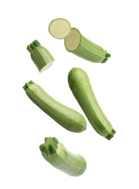 Taze olgun kabaklar beyaz arkaplana düşüyor