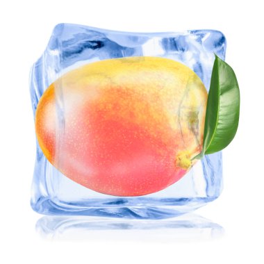 Buz küpündeki olgun mango meyvesi beyaza izole edilmiş.