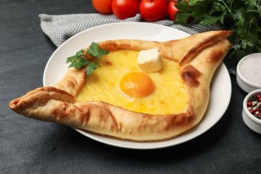Peynirli, yumurtalı ve diğer ürünlü lezzetli khachapuri, yakın plan.
