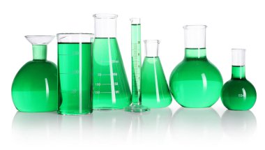 Ayna yüzeyinde yeşil sıvı bulunan farklı laboratuvar camları beyaz üzerinde izole edilmiş.