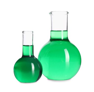 Beyaz üzerinde yeşil sıvı bulunan mataralar