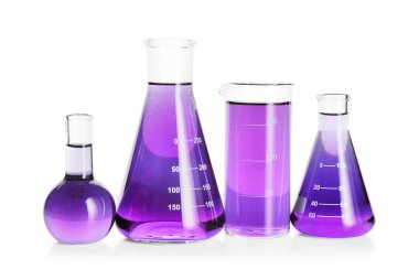 Beyaz üzerine izole edilmiş menekşe sıvısı olan laboratuvar camları.