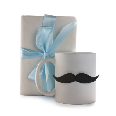 Babalar Günün kutlu olsun. Bıyıklı bir fincan ve beyaz bir hediye.