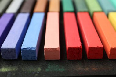 Masada renkli tebeşirli pasteller var, yakın plan.