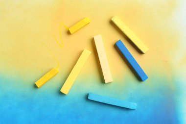 Renk arkaplanı üzerinde sarı ve açık mavi tebeşir renkleri, üst görünüm