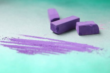 Mor tebeşir renkleri ve karalama arkaplanı, yakın plan