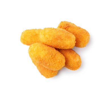 Beyaza izole edilmiş leziz kızarmış kroketler.