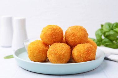 Hafif fayanslı masada nefis kızarmış köfteler, yakın plan.