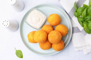Lezzetli kızarmış kroket topları, sos ve fesleğen.