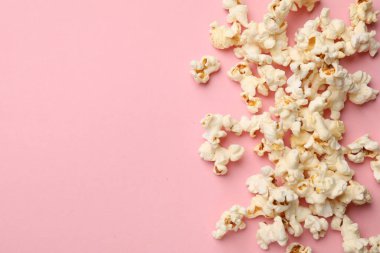 Pembe arka planda lezzetli patlamış mısır. Metin için boşluk