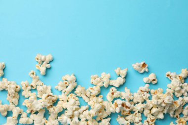 Açık mavi arka planda leziz patlamış mısır. Metin için boşluk