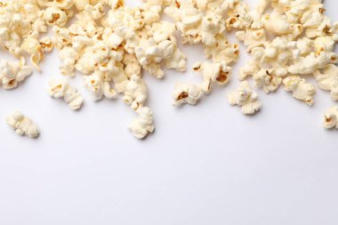 Beyaz arka planda leziz patlamış mısır. Metin için boşluk