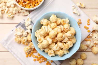 Lezzetli patlamış mısır ve mısır taneleri açık ahşap masada, düz yatıyordu.