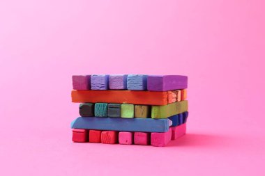 Pembe arka planda birçok renkli tebeşirli pasteller