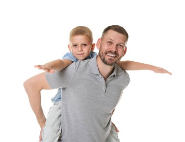 Baba ve oğul beyaz arka plan üzerinde eğleniyor