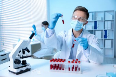 Tıbbi analiz. Laboratuvarda kan örnekleriyle çalışan bir bilim adamı.