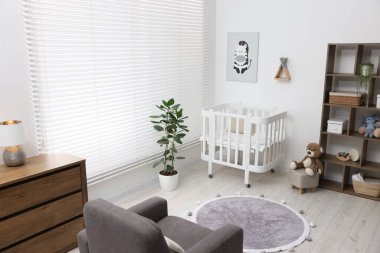 Beşik ve oyuncaklarla dolu bir bebek odası. İç tasarım