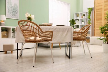 Yemek odasında sandalye ve dekor olan şık bir masa. İç tasarım