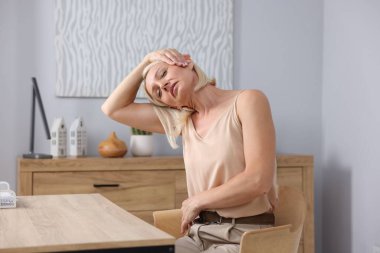 Masada uzanan olgun bir kadın.