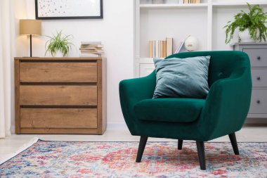 Yastıklı şık koltuk, raf ünitesi ve kapalı çekmeceler. İç tasarım