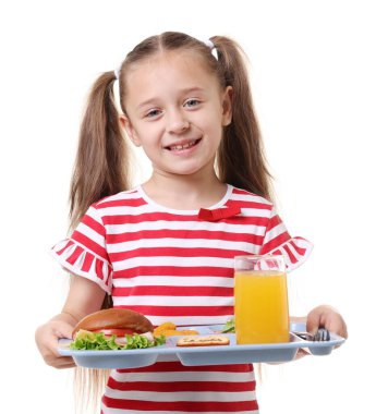 Beyaz arka planda lezzetli yemekleri olan küçük bir kız.