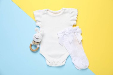 Şık bebek kıyafetleri ve aksesuar. Renkli arka plan, düz yatak.