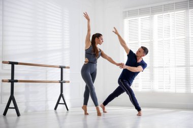 Stüdyoda birkaç profesyonel dansçı eğitimi.