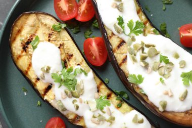 Kabak tohumlu, domatesli ve yoğurtlu patlıcan dilimleri.