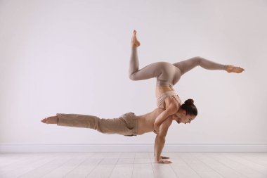 Stüdyoda birkaç profesyonel dansçı eğitimi.