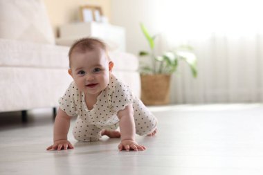 Evde yerde sürünen şirin küçük bebek, mesaj için yer var.