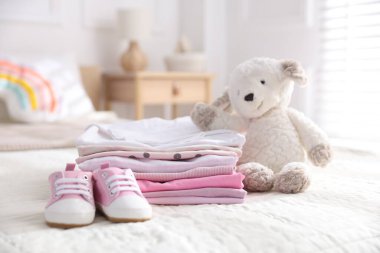 Temiz bebek kıyafetleri, ayakkabılar ve aksesuarlar kapalı yatak örtüleri, yakın çekim