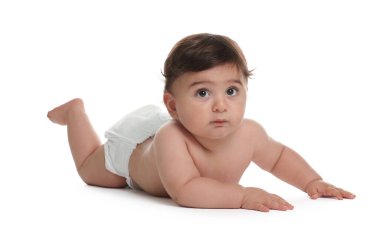 Beyaz arka planda bebek bezi takmış şirin bir bebek.