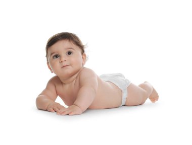 Beyaz arka planda bebek bezi takmış şirin bir bebek.