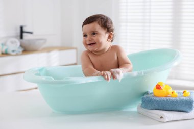 Evde küvette banyo yapan şirin bir bebek.