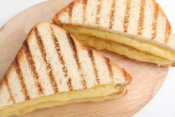 Beyaz masada erimiş peynirli lezzetli sandviçler.