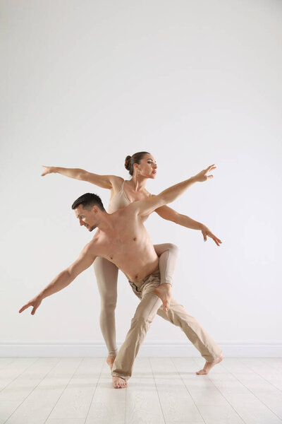 Пара профессиональных танцоров, обучающихся в студии