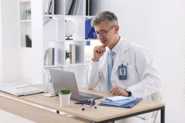 Teletıp. Doktor, bilgisayarla hastayla içeride görüntülü konuşma yapıyor.