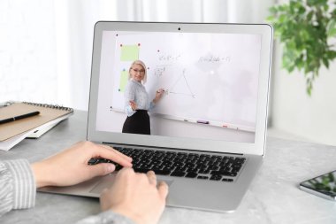 E-öğrenme konsepti. Öğrenci, bilgisayar aracılığıyla öğretmeniyle görüntülü konuşma yapıyor.