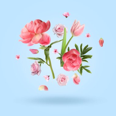 Açık mavi arka planda havada güzel çiçekler ve yapraklar