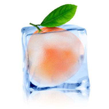 Beyaz zemin üzerinde buz küpünün içinde taze greyfurt