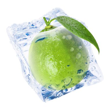Buz küpündeki taze kireç meyvesi beyaza izole edilmiş.