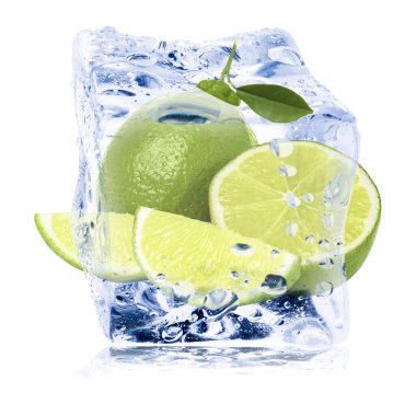 Buz küpündeki taze kireç meyveleri beyaza izole edilmiş.