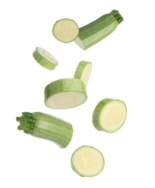 Taze kabak parçaları beyaz arka plana düşüyor.