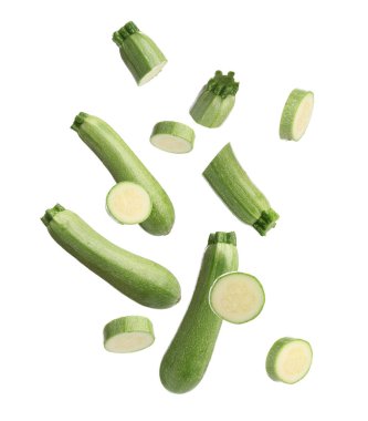 Taze olgun kabaklar beyaz arkaplana düşüyor