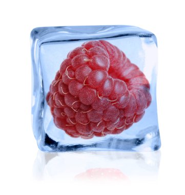 Beyaz zemin üzerinde buz küpü içinde olgun ahududu